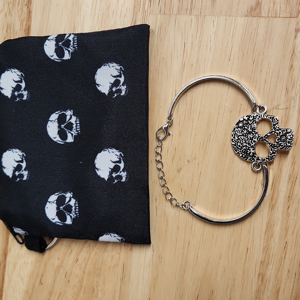 Skull Bracelet with Adjustable Chain And Pouch Silver Tone - Picture 5 of 6